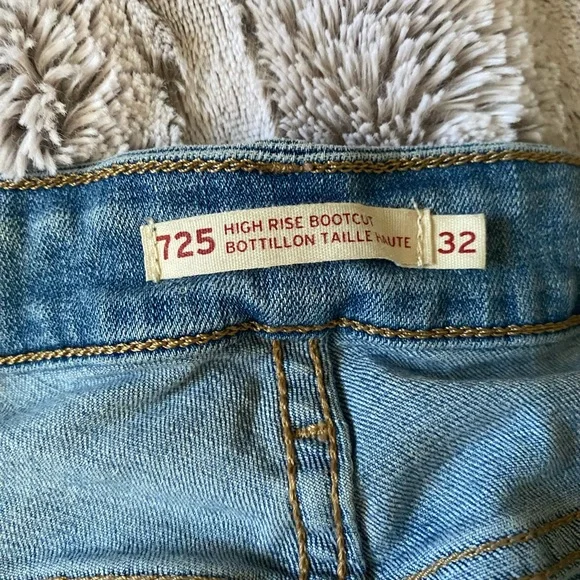 Levi 725 High Rise Bootcut - Picture 5 of 7